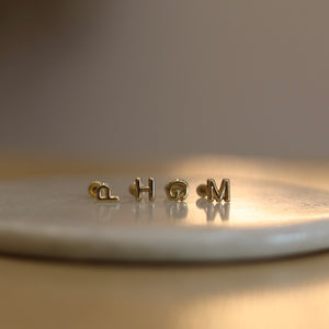Arete Letra - Oro 10k